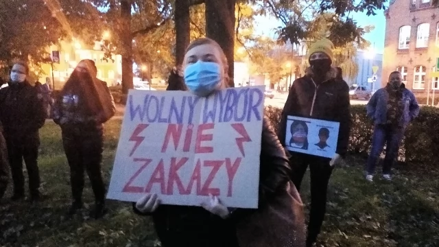 Tczew - Tłumy na ulicach Tczewa. Protest przeciw decyzji TK #PiekłoKobiet
