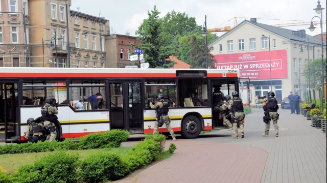 Tczew - Atak terrorystyczny na autobus - negocjacje przed ratuszem
