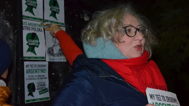 Tczew - Zbiórka podpisów pod projektem "Legalna aborcja". Narodowcy czekali z mopem. Marta Lempart w Tczewie