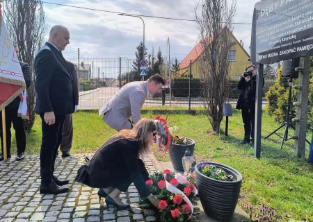 Tczew - "Pamięci nie da się zakopać w dołach". Uczcili pamięć ofiar Katynia