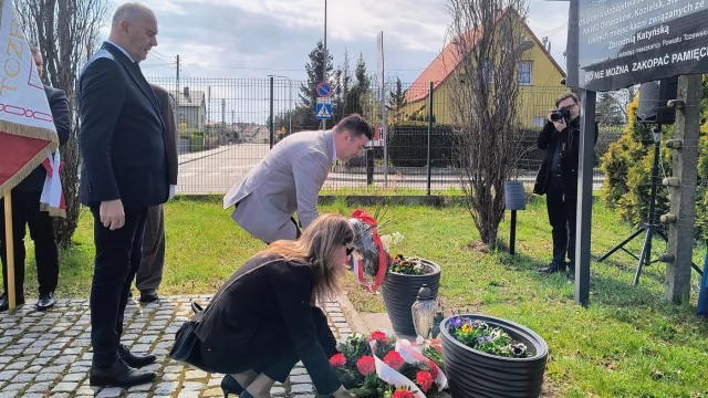 Tczew - "Pamięci nie da się zakopać w dołach". Uczcili pamięć ofiar Katynia