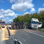 Tczew - Przewrócona ciężarówka zablokowała drogę w obu kierunkach