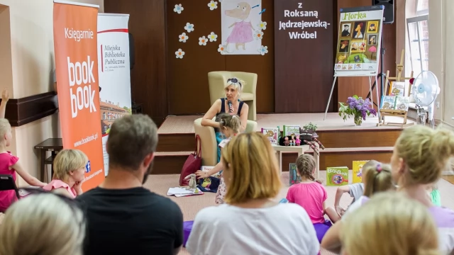 Tczew - Roksana Jędrzejewska-Wróbel z wizytą w Miejskiej Bibliotece Publicznej