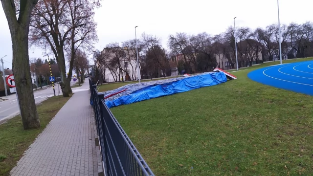 Tczew - Powalone drzewa, wypadek, poderwane pokrycia dachów - trwa usuwanie skutków wichury