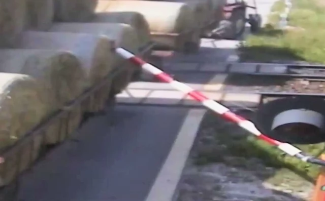 Tczew - Trzy poważne zdarzenia w kilka dni. Ciągnik zderzył się z pociągiem, spłonęła ciężarówka, byli ranni