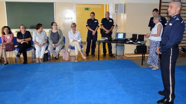 Tczew - "Narkotyki, dopalacze, środki odurzające" - policjanci debatowali z młodzieżą