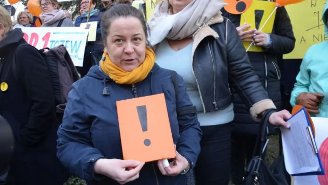 Tczew - Manifestacja pod delegaturą kuratorium. "Oświata stoi nad przepaścią"