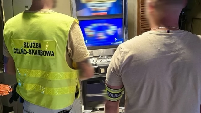 Tczew - Wspólna akcja Policji i KAS. Zabezpieczono sześć nielegalnych automatów do gier