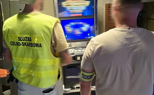 Tczew - Wspólna akcja Policji i KAS. Zabezpieczono sześć nielegalnych automatów do gier