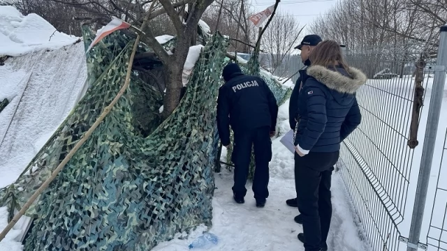 Tczew - Nie są sami w mroźne dni. Policjanci i pracownicy GOPS pomagają osobom w kryzysie bezdomności