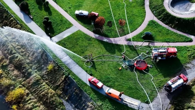 Tczew - Tczewscy strażacy zbudowali wodny most