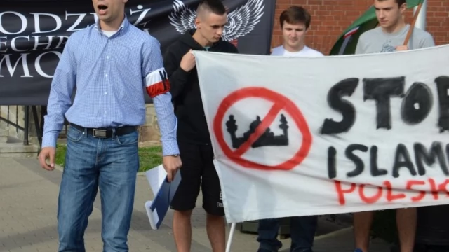 Tczew - Manifestacja przeciw przyjmowaniu uchodźców. Nie zabrakło radykalnych haseł