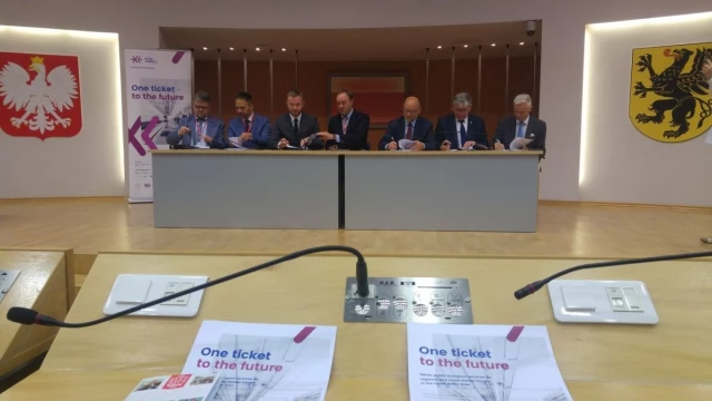 Tczew - Wielu przewoźników, jeden bilet. Ruszają testy specjalnego systemu