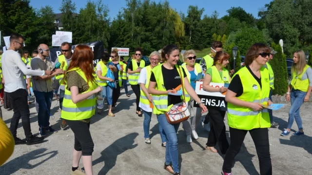 Tczew - Pracownicy inspekcji weterynaryjnej zablokowali dk 22. Walczą o godne płace