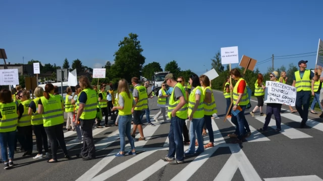 Tczew - Pracownicy inspekcji weterynaryjnej zablokowali dk 22. Walczą o godne płace