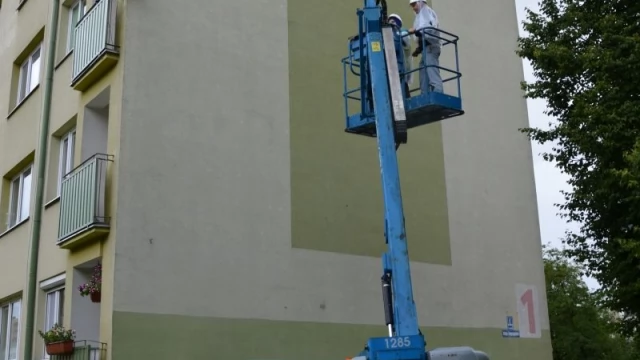 Tczew - Mural na al. Zwycięstwa - mimo kapryśnej aury, ruszyły prace