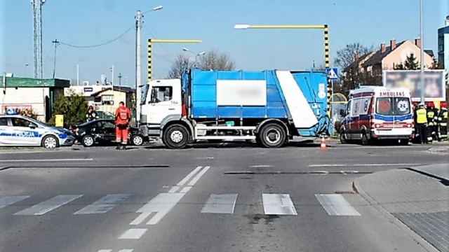 Tczew - Zderzenie osobówki ze śmieciarką. Policjanci zatrzymali prawo jazdy