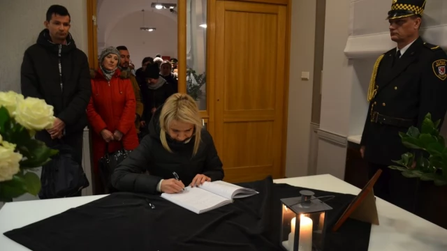 Tczew - Wybrzmiał dźwięk ciszy. Tczewianie pożegnali Pawła Adamowicza