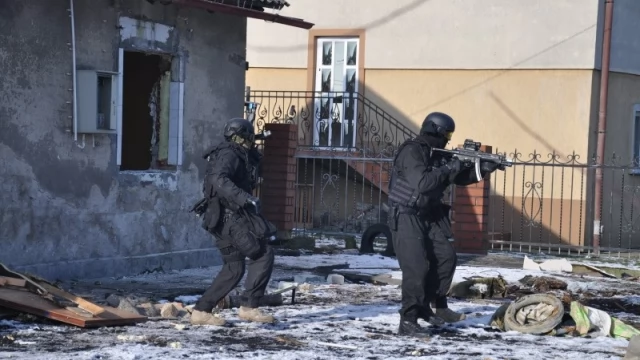Tczew - Antyterroryści w Czarlinie szturmowali dom do rozbiórki