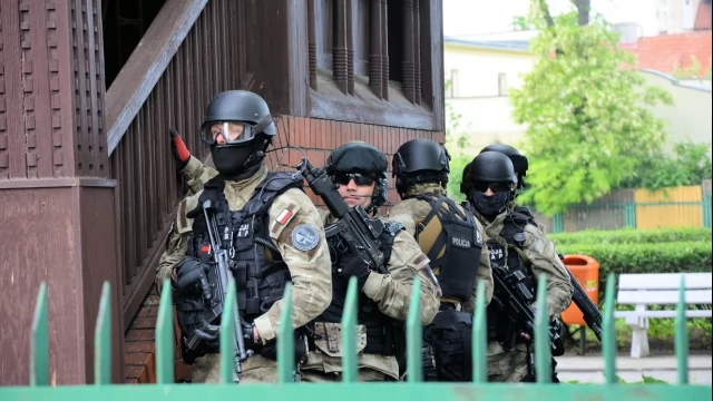 Tczew - Atak terrorystyczny na autobus - negocjacje przed ratuszem