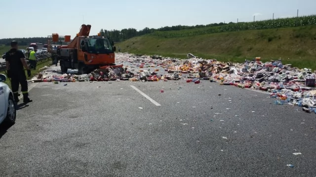 Tczew - Rozsypane butelki na autostradzie - uwaga na utrudnienia na A1 [FOTO]