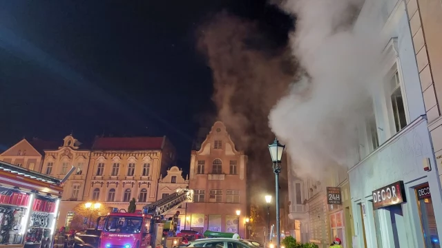 Tczew - Pożar na placu Hallera! Trzy osoby trafiły do szpitala [FOTO, WIDEO]