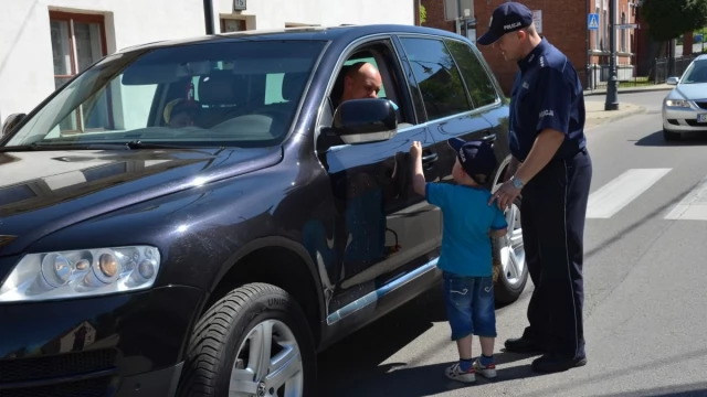 Tczew - Dziś  Dzień Dobrych Uczynków - policjanci sypnęli... lizakami