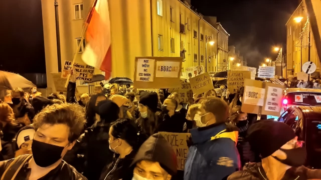 Tczew - Protesty ws. aborcji nie ustają. "Wybaczcie utrudnienia, Tczew ma rząd do obalenia" [FILM]