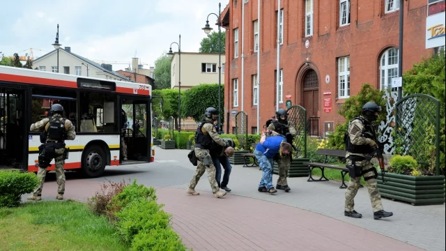 Tczew - Atak terrorystyczny na autobus - negocjacje przed ratuszem