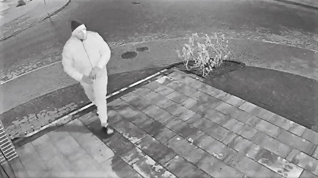 Tczew - Policjanci poszukują sprawcy uszkodzenia mienia