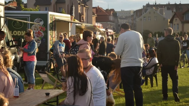 Tczew - Zlot foodtrucków - bulwar zmienił się w wielką restaurację
