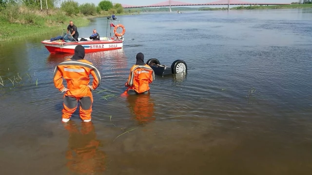 Tczew - Opalenie. O krok od tragedii - auto wylądowało w Wiśle