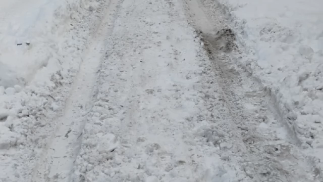 Tczew - Służby w akcji. Auto zawisło na śniegu, torując przejazd