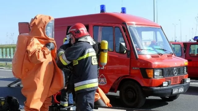Tczew - Strażacy znaleźli żrącą substancję na autostradzie