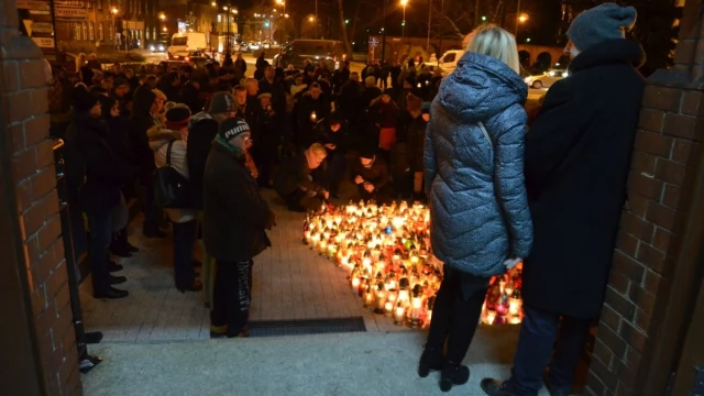 Tczew - Wybrzmiał dźwięk ciszy. Tczewianie pożegnali Pawła Adamowicza