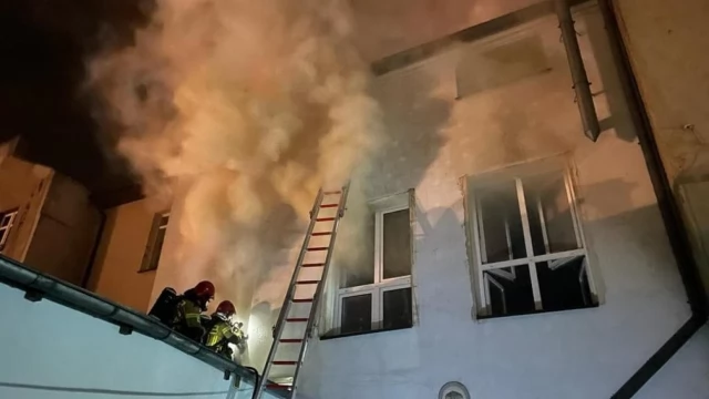 Tczew - Pożar na placu Hallera! Trzy osoby trafiły do szpitala [FOTO, WIDEO]