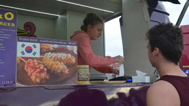 Tczew - Zlot foodtrucków - bulwar zmienił się w wielką restaurację