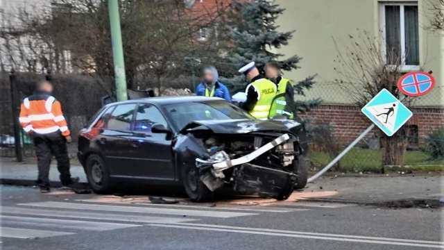Tczew - Zignorował znak stop i spowodował wypadek. Policja zatrzymała prawo jazdy 22-latkowi