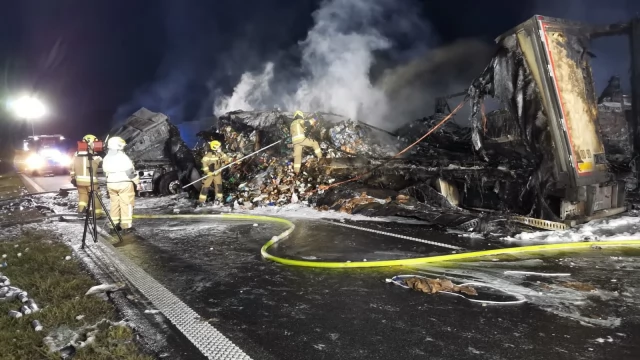 Tczew - Ciężarówki stanęły w ogniu. A1 zablokowana po nocnym wypadku