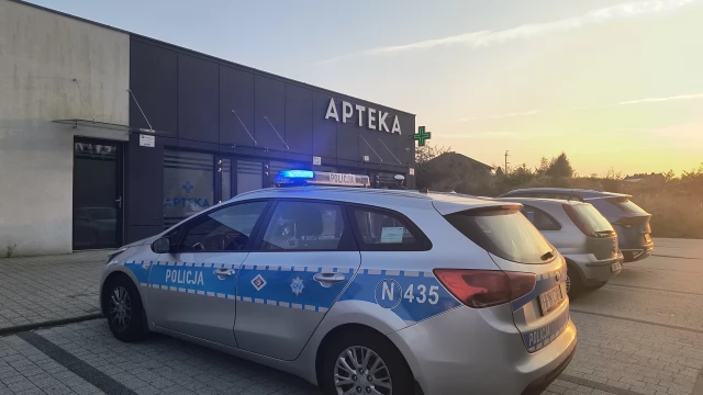 Tczew - Osobówka wjechała w aptekę