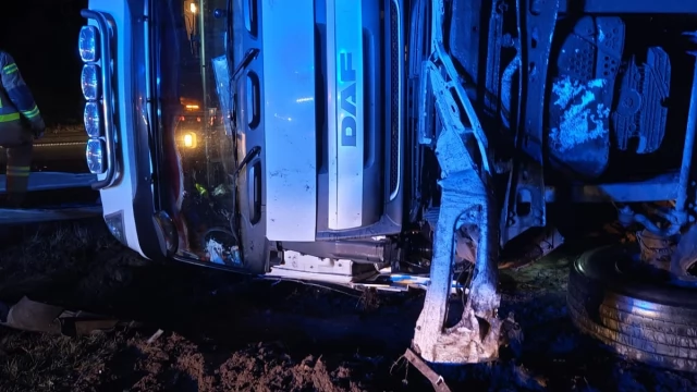 Tczew - Utrudnienia na A1 - węgiel leży na jezdni. Przewróciła się ciężarówka
