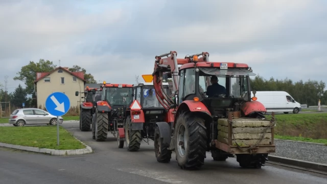 Tczew - Rolnicy wyszli na drogi. Kilkadziesiąt traktorów na rondzie łączącym dk 91 i 22