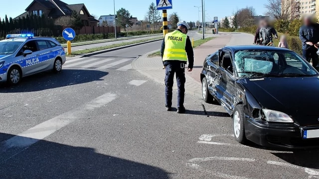 Tczew - Zderzenie osobówki ze śmieciarką. Policjanci zatrzymali prawo jazdy