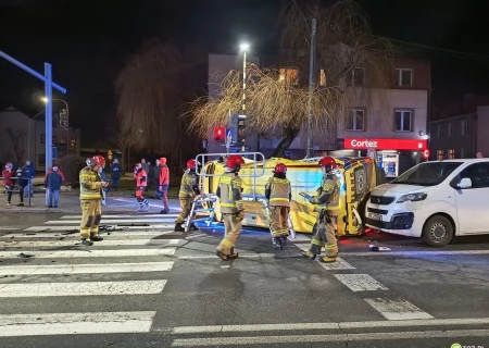 Tczew - Zderzenie trzech aut na Wojska Polskiego - karetka leży na boku [WIDEO]