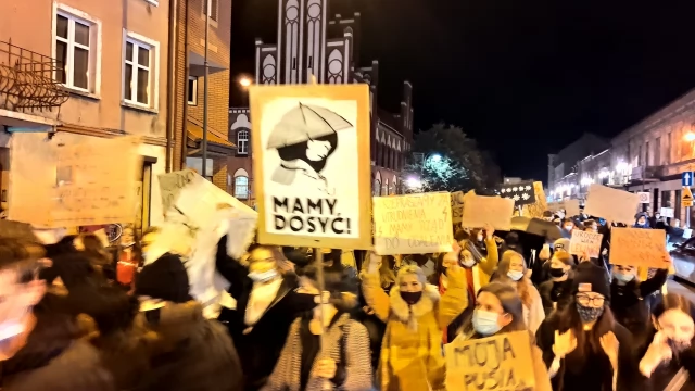 Tczew - Protesty ws. aborcji nie ustają. "Wybaczcie utrudnienia, Tczew ma rząd do obalenia" [FILM]