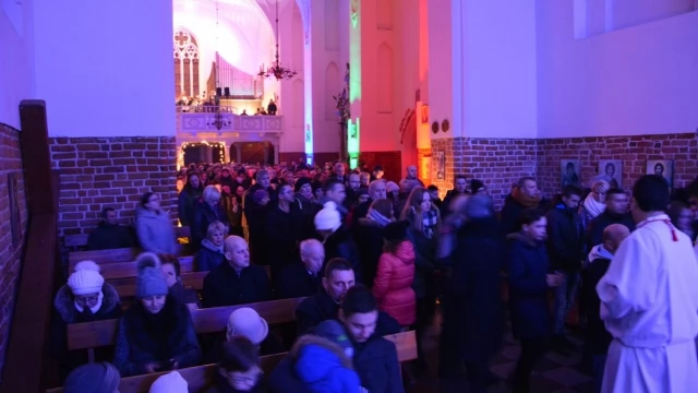 Tczew - Modlitwa, tort i sto lat na narodziny Jezusa. Pasterka w kościele szkolnym