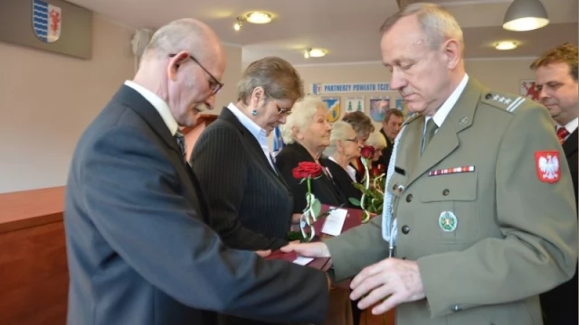 Tczew - Urzędnicy starostwa i rodzice żołnierzy odebrali medale