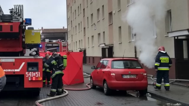 Tczew - Pożar na Saperskiej. Mężczyzna znaleziony w piwnicy w ciężkim stanie, jest więcej poszkodowanych