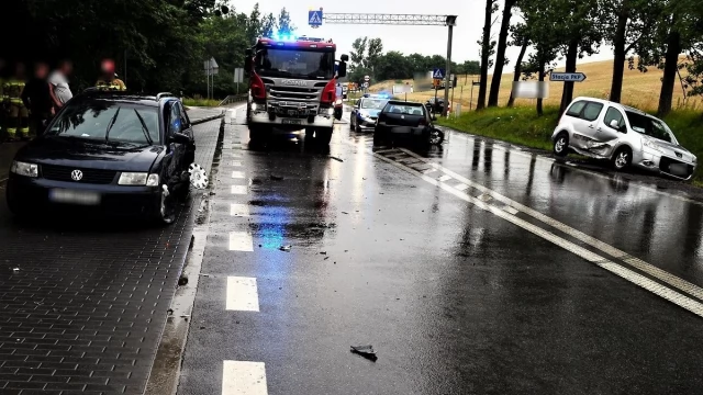 Tczew - Policja wyjaśnia okoliczności wypadku z udziałem 5 aut