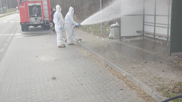 Tczew - Strażacy dezynfekowali przystanki na terenie gminy Tczew